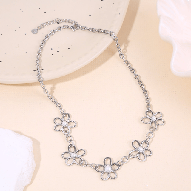 Collier chaîne argentée avec fleurs ajourées - argenté
