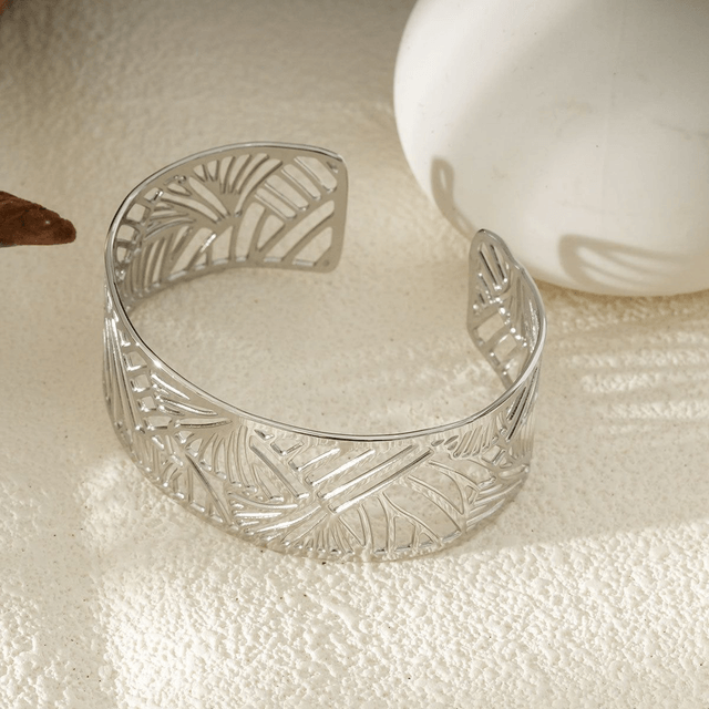 Bracelet manchette argentée ajourée fleur de Ginkgo