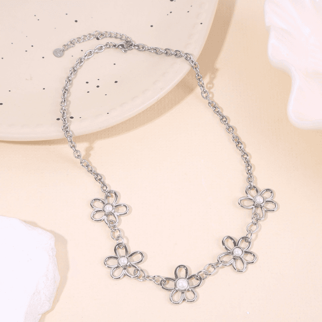 Collier chaîne argentée avec fleurs ajourées - argenté